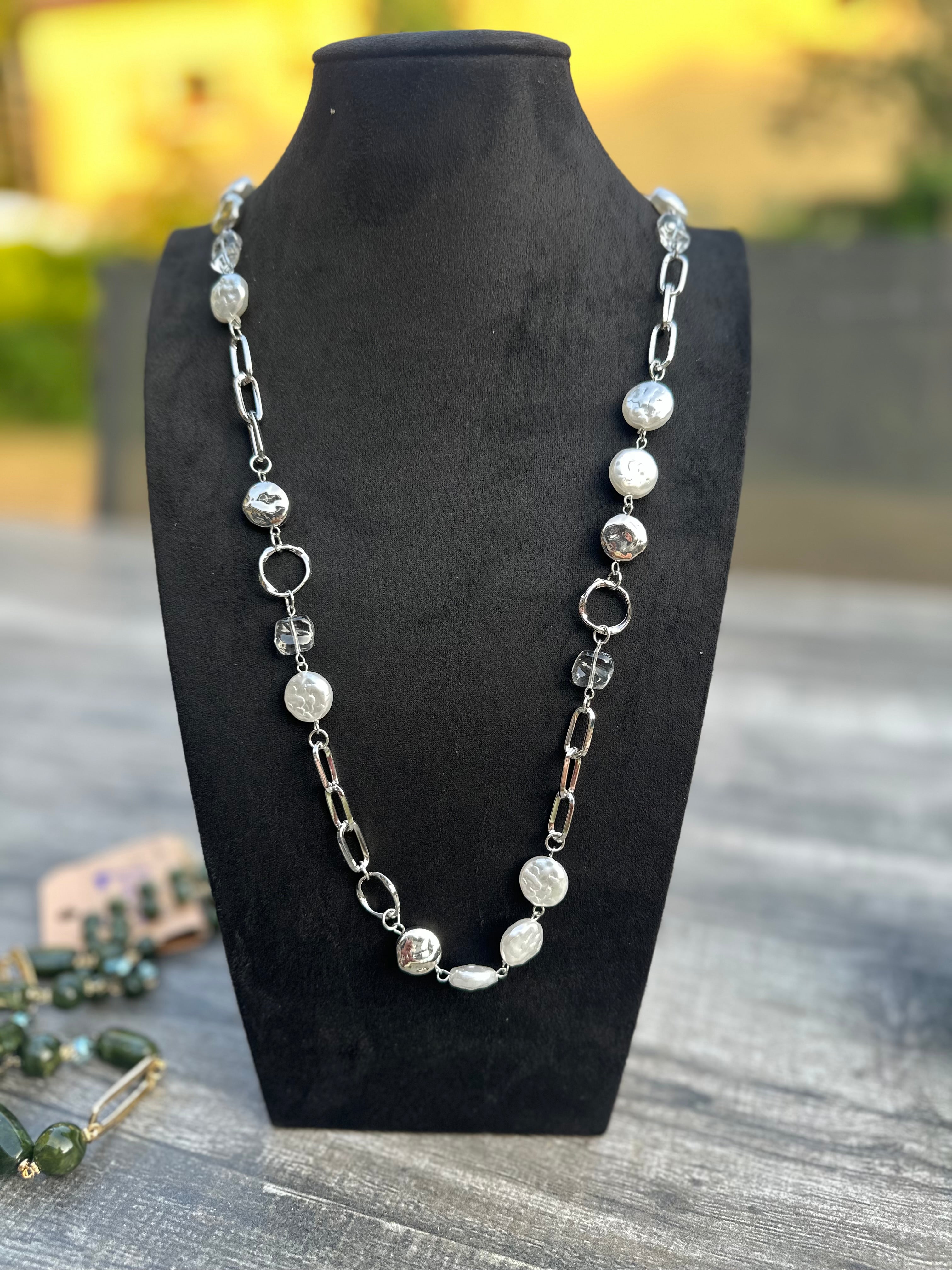Zilverkleurige ketting met parels en schakels