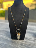 Lange ketting met okergele kralen en hanger