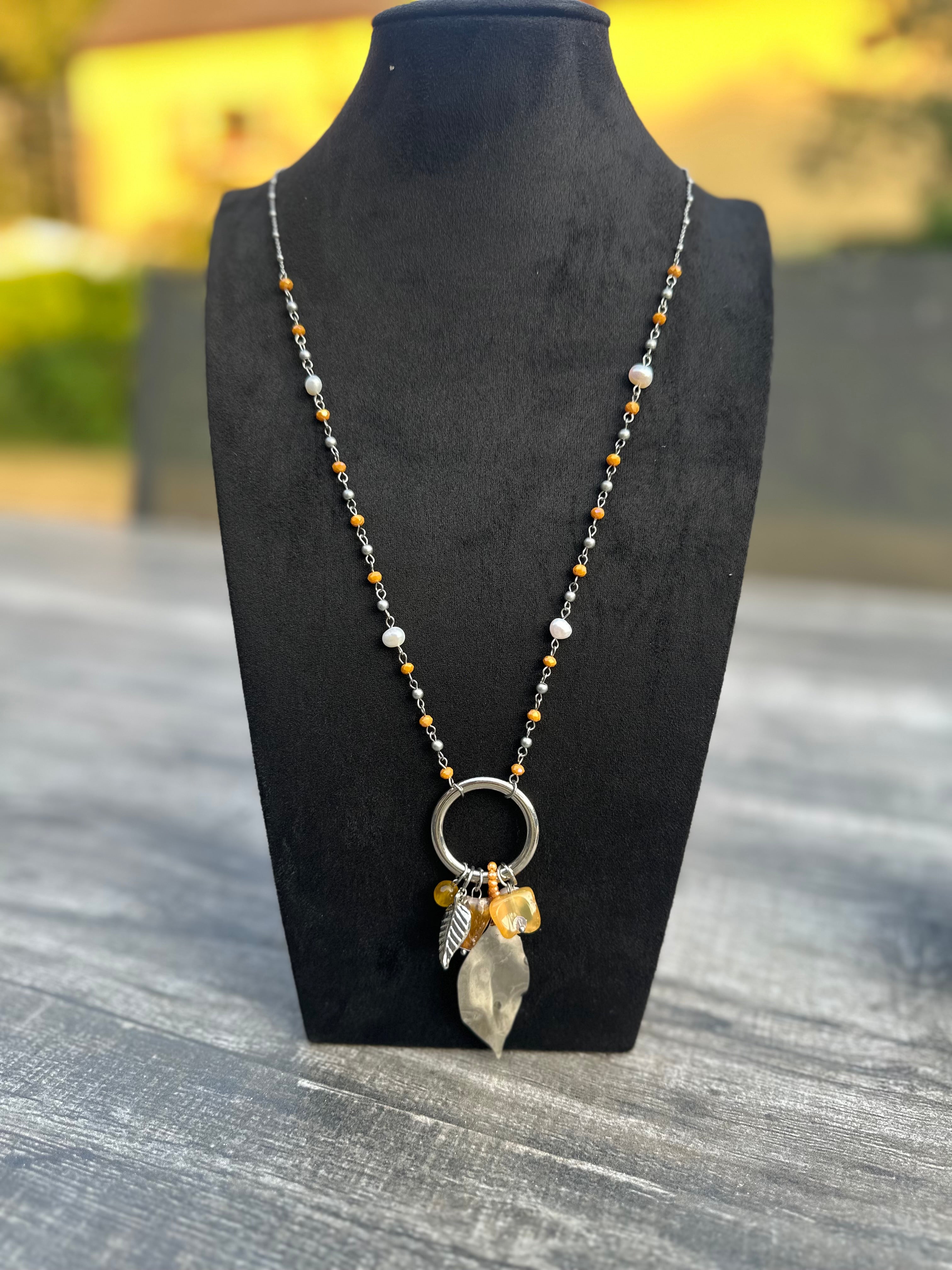 Lange ketting met okergele kralen en hanger