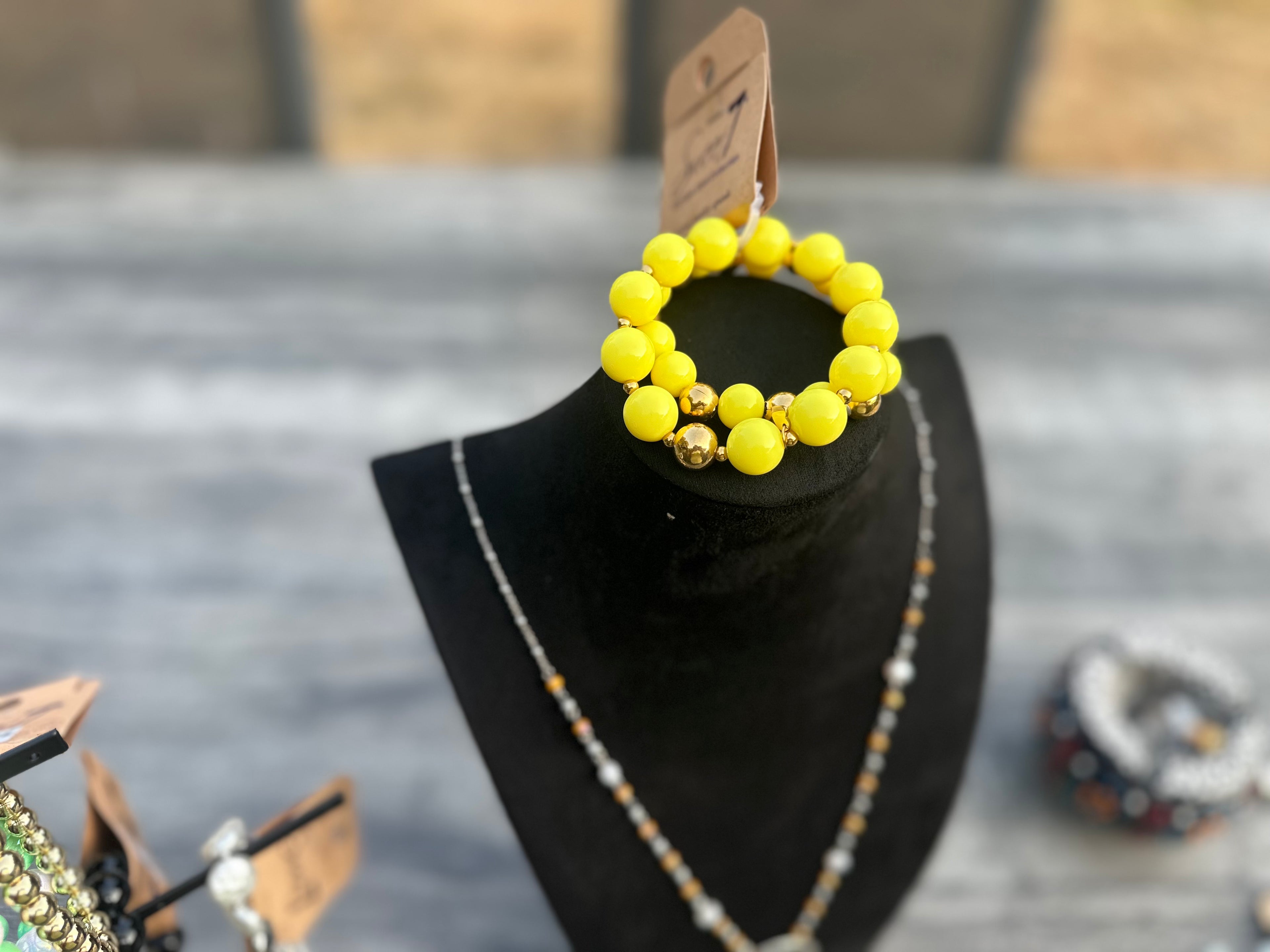 Titel: Gele kralenarmband met goudkleurige accenten