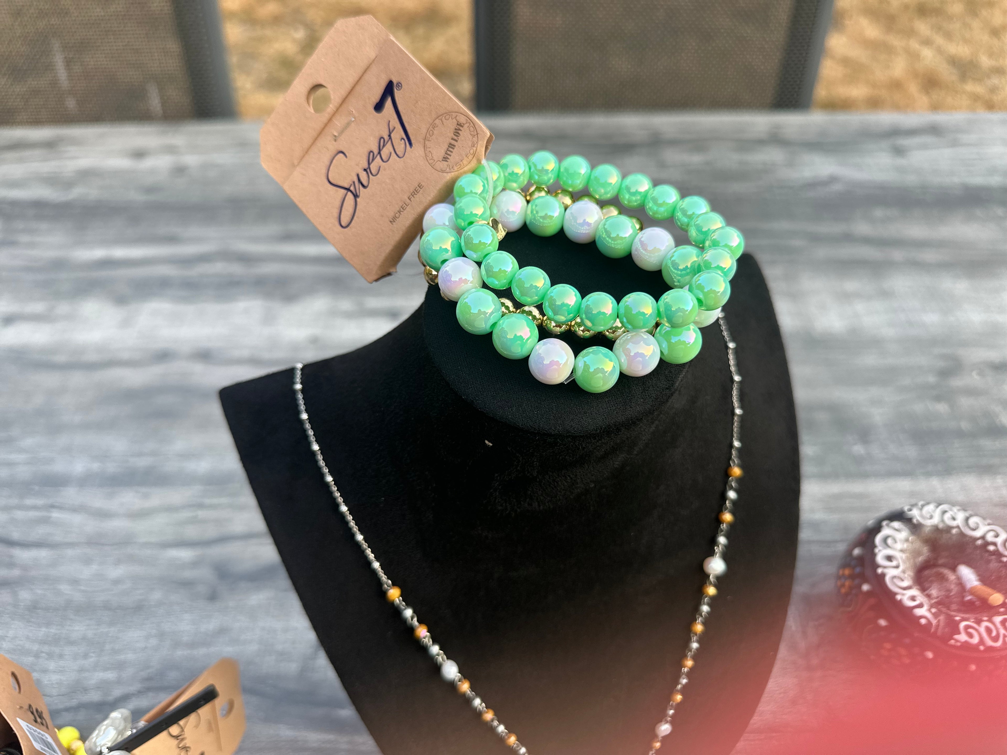 Mintgroene kralenarmband met parelaccenten