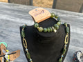 Groene kralenarmband met goudkleurig hartje