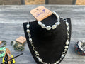 Zilverkleurige armband met parellook kralen