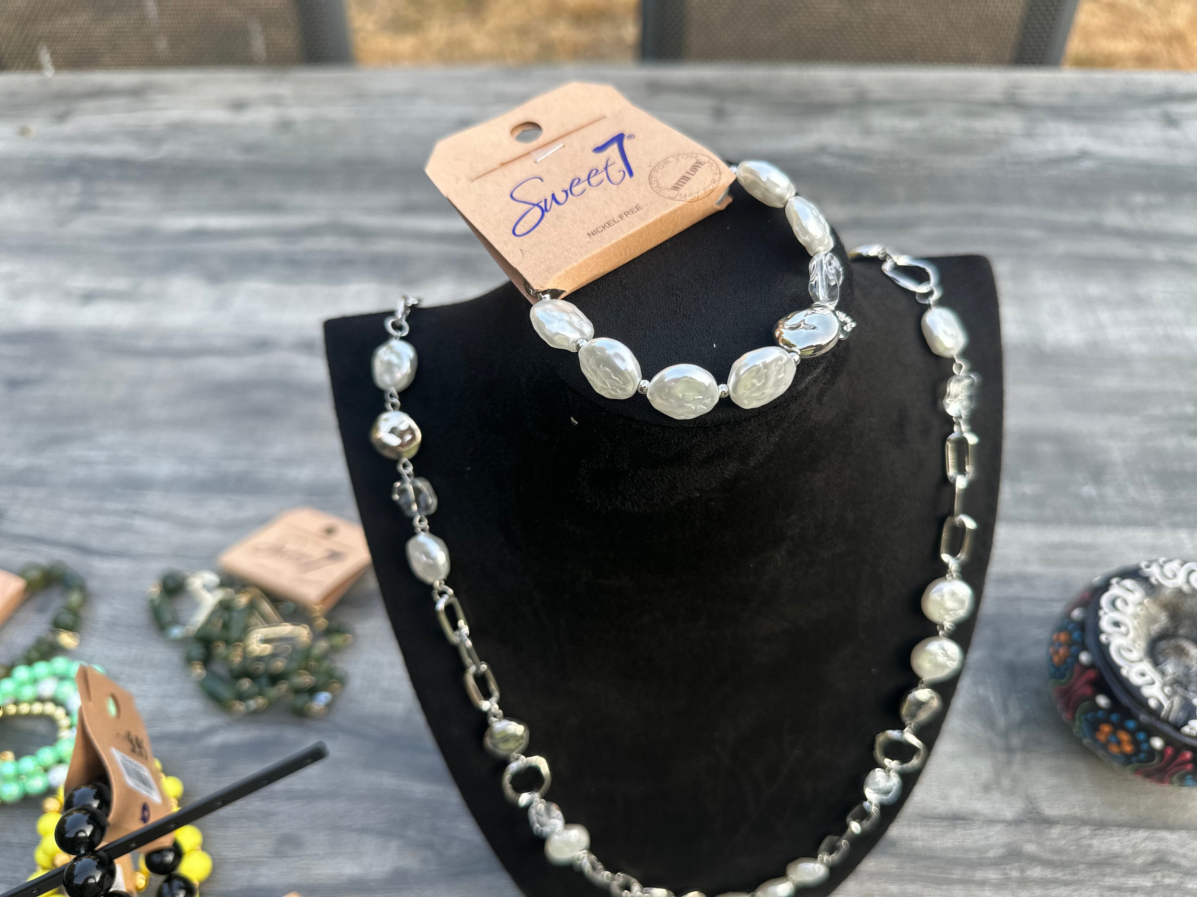 Zilverkleurige armband met parellook kralen